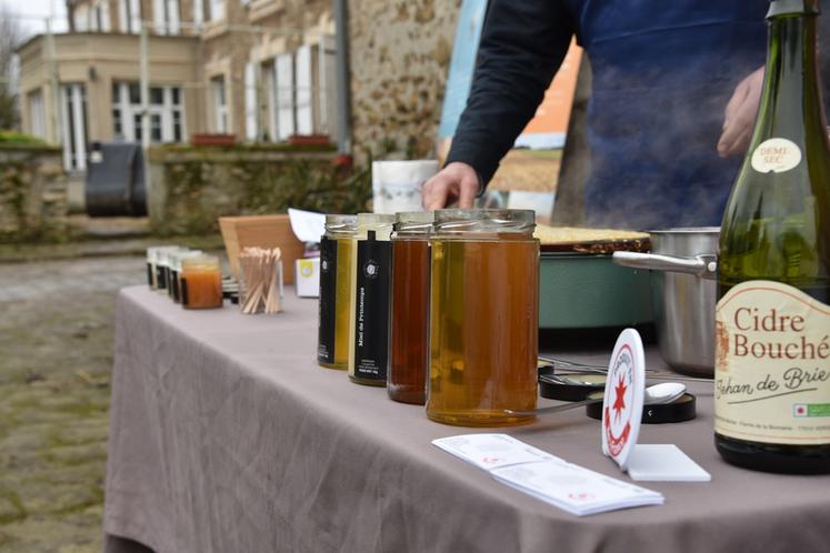 Samedi 31 janvier, à Auvernaux (Essonne). Autour de crêpes au miel, les Galpin ont organisé une inauguration de leur miellerie.