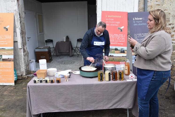 Samedi 31 janvier, à Auvernaux (Essonne). Autour de crêpes au miel, les Galpin ont organisé une inauguration de leur miellerie.