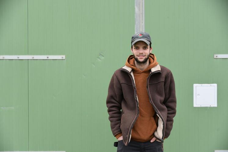 À 28 ans, Mathieu Dumez a repris une exploitation avicole déjà équipée. Il a engagé une rénovation technique complète des bâtiments afin d’améliorer les performances sanitaires, le bien-être animal et la gestion quotidienne de l’élevage.