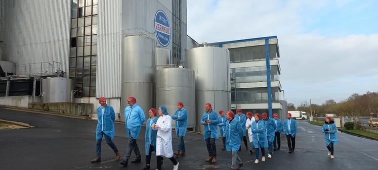 Vendredi 30 janvier, à Verneuil-sur-Indre (Indre-et-Loir). La préfète de région, Sophie Brocas, a visité la laiterie coopérative.