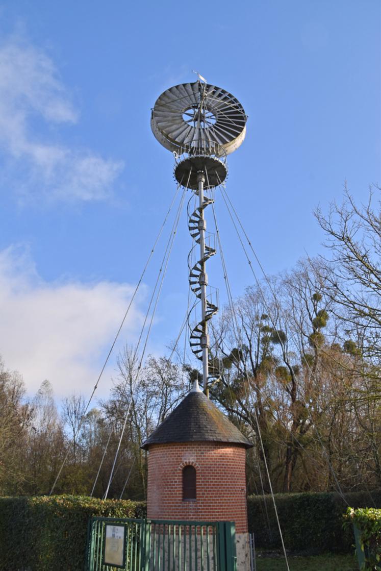 L'éolienne Bollée d'Esvres mesure 24 mètres de hauteur. Elle a été restaurée en 2005. 