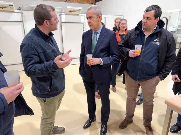 Le 11 février, à Broué. La visite du magasin La Brouette permet à Adrien Pelletier (à g.) et au préfet Hervé Jonathan (au c.) de parler agriculture bio.