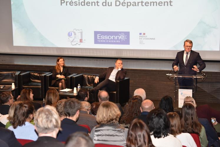 Mercredi 10 décembre, à Étréchy (Essonne). De g. à d. : Fabienne Balussou, préfète, Francisque Vigouroux, président de l’Union des maires de l’Essonne, et François Durovray, président du Département.