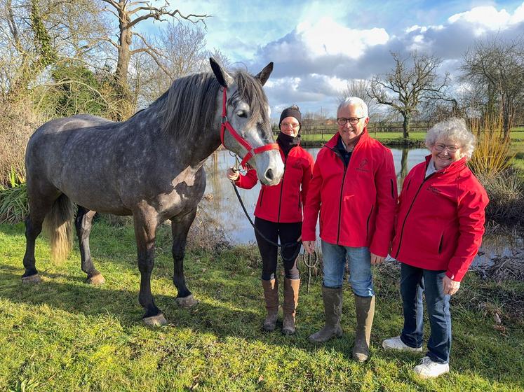 Le 6 février, à Arrou. Manon Blin (à g.) participe au Trophée monté du Concours général agricole au Sia, sur une jument percheronne appartenant à Isabelle et Jean-Marie Cœuret.