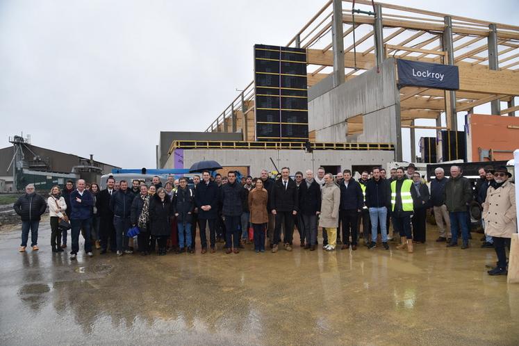 Aulnoy, vendredi 13 février. La pose, symbole d'avenir, du premier mur préfabriqué à base de chanvre a été bien arrosée. 