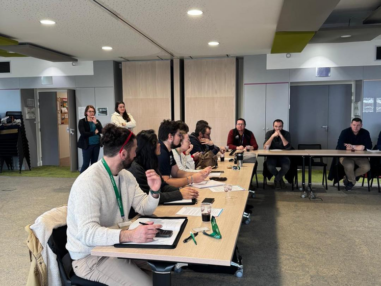 Les représentants de Jeunes agriculteurs Loiret ont participé à l’étape régionale du rapport d’orientation 2026, organisée dans les locaux d’Axéréal à Olivet.