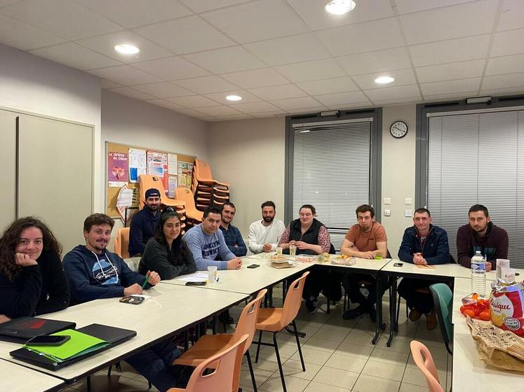 Les membres du conseil d’administration 2026 - 2028 sont réunis à Nesploy pour leur première réunion, lundi 16 février. De g. à d. : Tatiana Dewulf, Dylan Thomin, Stéphanie Voiturin, Cédric Perdereau, Gaethan Lesieur, Justin Durand, Dorian Sagot, Marine Legrand, Vivien Lefaucheux, Nicolas Le Moal, Mathieu Leseure.