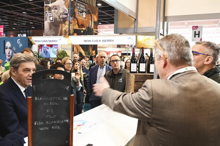 Les élus ont arpenté les allées du salon et visité les stands tenus par des producteurs de la région Centre-Val de Loire, qui ont ainsi mis en avant leurs productions.