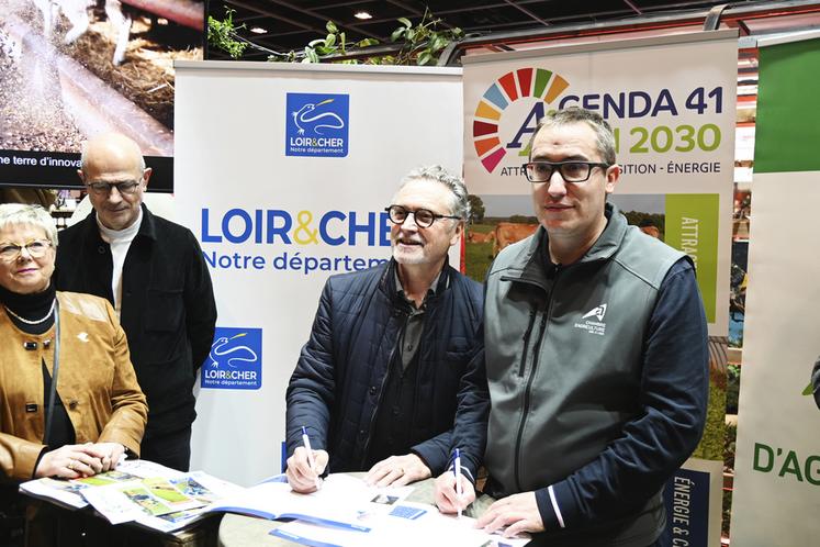 Philippe Gouet, président du conseil départemental, et Édouard Legras, président de la chambre d'Agriculture de Loir-et-Cher, ont signé une nouvelle mouture de l'Agenda 41 Agri 2030.