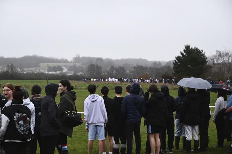 La centaine de coureurs s'est élancée sous la pluie, devant les yeux des élèves du lycée agricole de Vendôme venus les encourager.