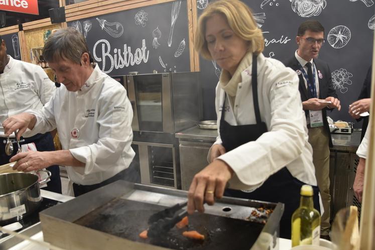 Durant cette journée de déambulation, Valérie Pécresse s'est arrêtée prendre un cours de cuisine avec Alain Fontaine, Maître restaurateur.