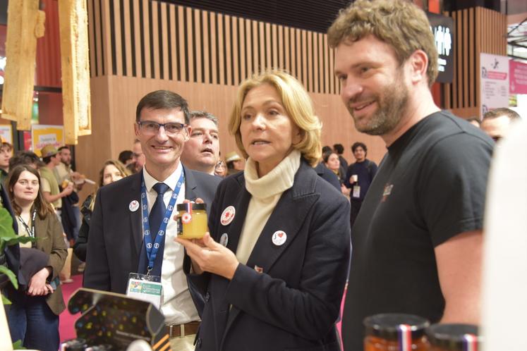 La délégation des élus du conseil régional est allée à la rencontre des différents producteurs franciliens présents sur le Salon.