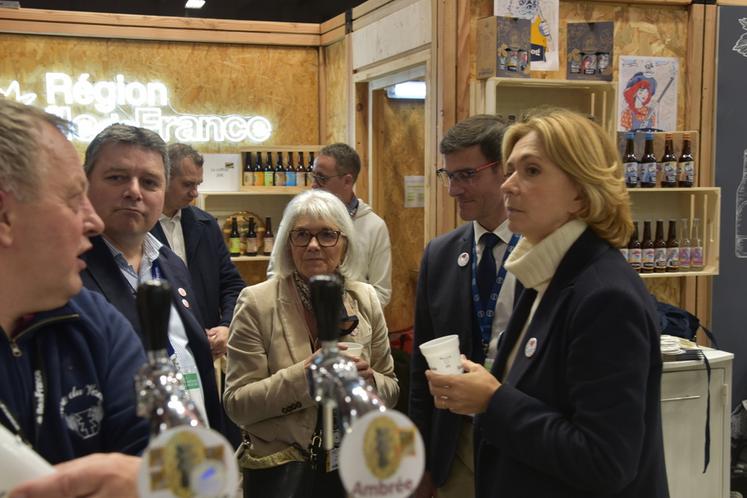 Avant les discours et le cocktail dînatoire, la délégation a fait étape à l'espace brasserie du pavillon francilien.