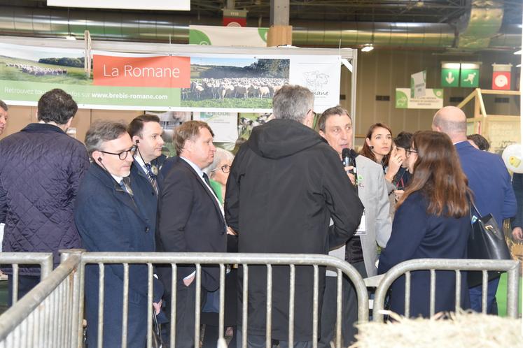 En l'absence de bovin, « il manque quelque chose, le Salon fait vide, mais il faut faire avec. C'est un événement qui reste un moyen de communication auprès du grand public », explique Philippe Dufour, éleveur en Seine-et-Marne.