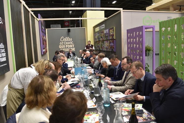 Lundi 23 février, à Paris. La délégation préfectorale a été accueillie au Hall 1 par la profession agricole avec un petit-déjeuner sur le stand Interbev.
