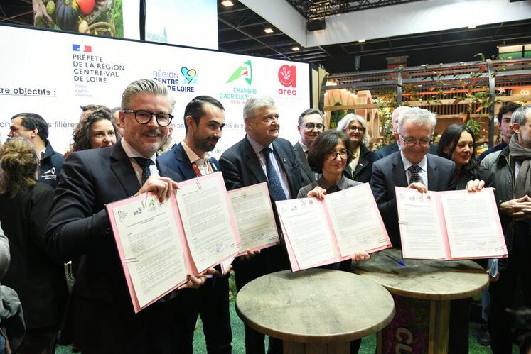 Mardi 24 février, à Paris. Signature, au Salon international de l’agriculture, de la charte régionale pour structurer les filières agricoles et agroalimentaires du Centre-Val de Loire, en présence de l’État, de la Région, de la chambre d’Agriculture et de l’Area.