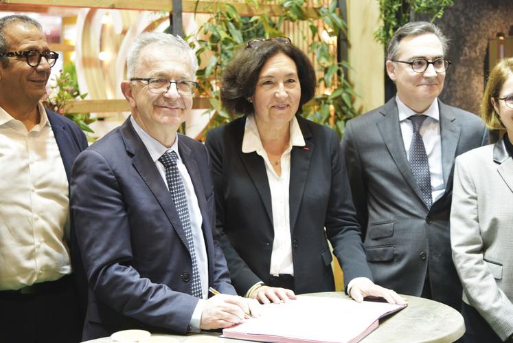 Mardi 24 février, à Paris. Signature d’une convention de partenariat entre l’Agence régionale énergie et climat (Arec) Centre-Val de Loire et GRDF, en présence des représentants de la Région, pour accompagner le développement de la filière gaz vert sur le territoire régional.