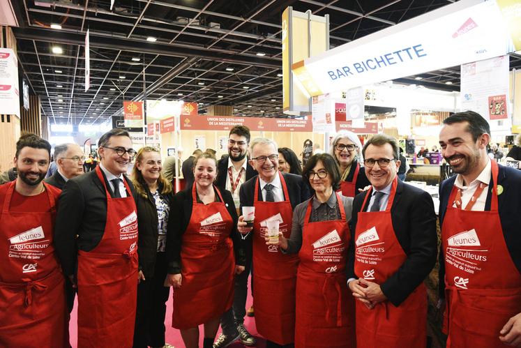 Accueillis sur le stand de Jeunes agriculteurs Centre-Val de Loire, le président de Région, François Bonneau, et la préfète Sophie Brocas se sont vu remettre un tablier aux couleurs du syndicat, avant d’échanger avec les représentants du réseau.