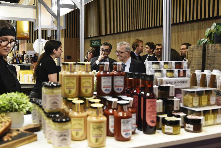 Arrêt sur le stand du Chien chaud, qui propose des hot-dogs élaborés à partir de produits locaux et qui ouvrira prochainement un restaurant en centre-ville d’Orléans. Les préparations mettent notamment à l’honneur les moutardes et condiments de la maison Martin-Pouret.