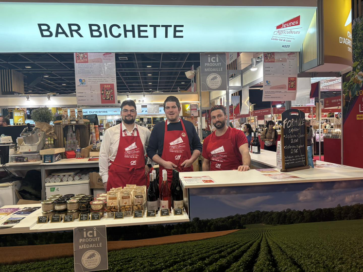 Dorian Sagot, président JA 45 (à d.), au côté de Sylvain Marcuard, ex-président JA 28, et Clément Carteron, président JA CVL.