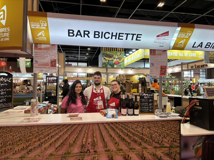 Stéphanie Voiturin (à g.), secrétaire générale JA 45, présente au stand des Jeunes agriculteurs Centre-Val de Loire en compagnie d’adhérents de la région. 