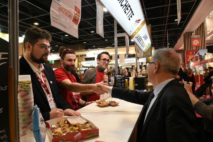 François Bonneau, président de la Région Centre-Val de Loire, est venu à la rencontre des Jeunes agriculteurs sur leur stand. 