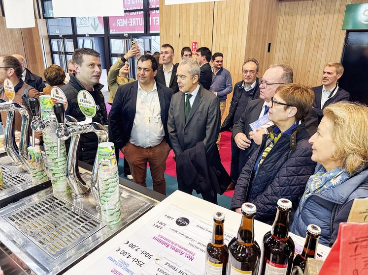 Pas un Salon sans médaille pour le brasseur de L'Eurélienne, Vincent Crosnier (à g.), qui décroche cette fois l'or pour sa blonde et le bronze pour sa triple.