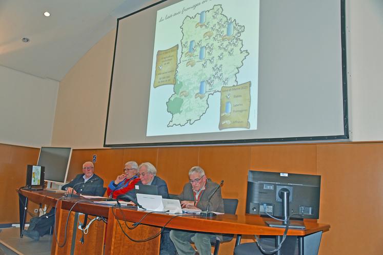 Dammarie-les-Lys, mardi 2 décembre. Les intervenants, avec de g. à d., Michel Miersman, Pierre Bobin, Jean-Michel Besancenot et William Leprince.