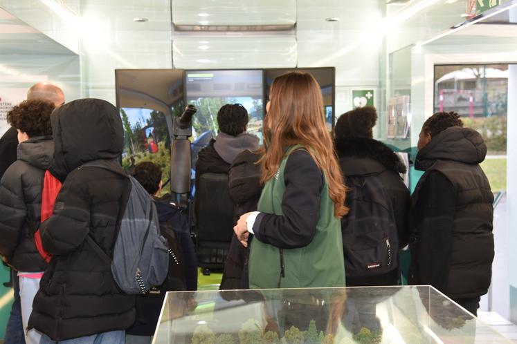 Vendredi 13 février, à Marly-la-Ville (Val-d'Oise). Le camion L'aventure du vivant a permis aux élèves du collège Françoise-Dolto de découvrir les métiers du vivant.