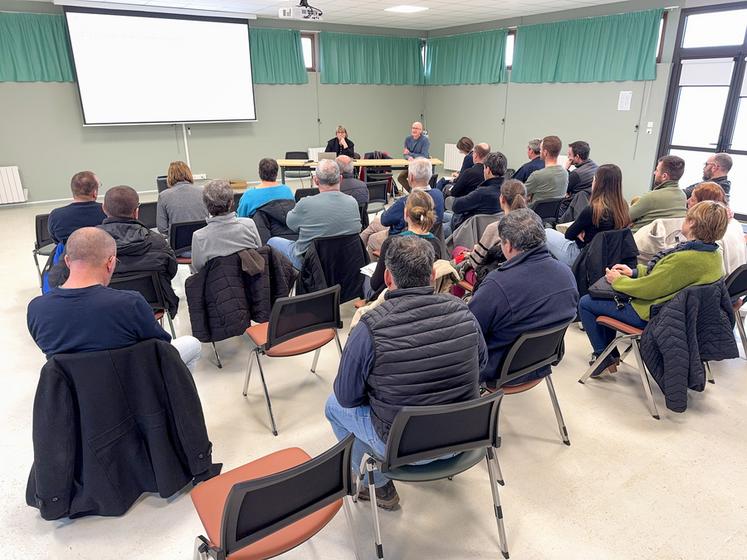 Jeudi 12 février, à Miermaigne. Invités par la Chambre et la DDT, les éleveurs pouvaient poser toutes leurs questions sur les contrôles animaux aux contrôleurs de l'ASP.