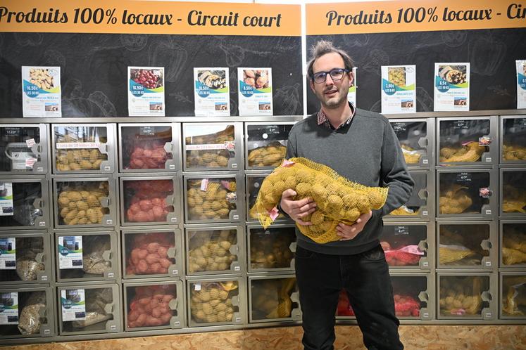 À Réau (Seine-et-Marne), le 19 février. Aymeric Proffit, qui propose de la vente directe en casiers, produit 3 000 tonnes de pommes de terre par an. 