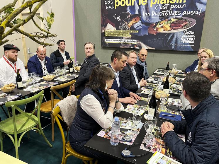 Accueil de la délégation des conseillers départementaux chez Interbev par les éleveurs seine-et-marnais, Philippe Dufour et David Tourte, afin d'évoquer les difficultés rencontrées par le monde de l'élevage.  