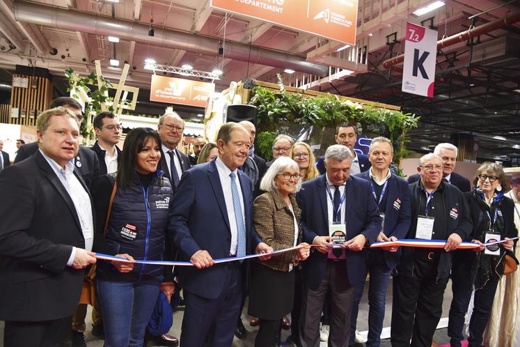 Mardi 24 février, à Paris. Le président du Département, Jean-François Parigi, aux côtés du président du Grand Paris, Patrick Ollier, de la vice-présidente de la Région, Valérie Lacroute, du président de la chambre d'Agriculture Île-de-France, Damien Greffin, d’élus et des responsables professionnels agricoles, coupe le ruban inaugural lors de la journée Seine-et-Marne au Salon de l'agriculture.
