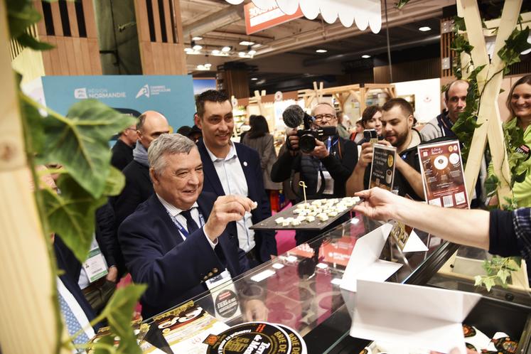 Dégustation de brie de Meaux AOP de la Société fromagère de Meaux, médaillé d'or au Concours général, pour le président du Département.