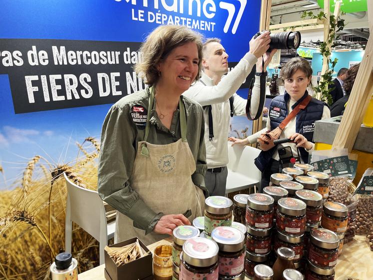 Les noisettes de Nat un plaisir sucré installé aux côtés des macarons de Réau. 