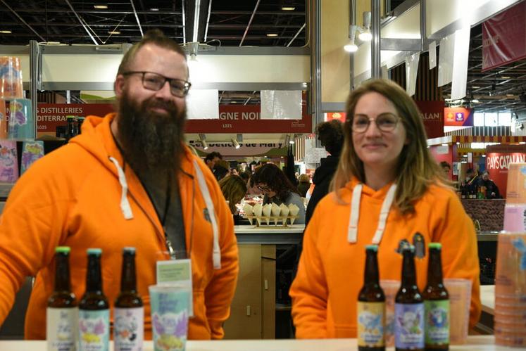 Jérémy Vardin, accompagné d’une amie venue en renfort, a présenté Les Wazos Flous aux visiteurs du Salon international de l’agriculture.