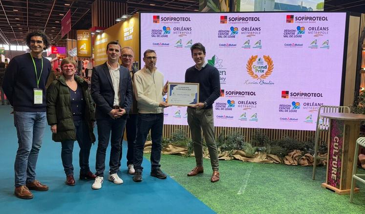 À Paris, lors du Salon de l’agriculture. Le Grand Prix Xavier-Beulin a été remis à Sébastien Briffond, en présence notamment du président de la chambre d’Agriculture du Loiret.