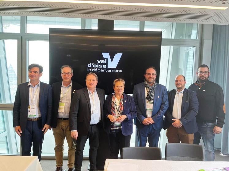 Marie-Christine Cavecchi, présidente du conseil départemental du Val-d'Oise, s'est rendue à la rencontre de la profession agricole mardi 24 février, en compagnie de Paul Dubray, conseiller départemental chargé de la ruralité et des relations avec le monde agricole. 