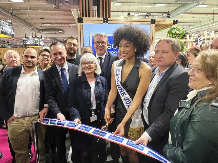 En présence d'élus politiques et agricoles, c'est Miss Essonne 2025, Stella Capitaine, qui a coupé le ruban lors de l'inauguration officielle du stand départemental.
