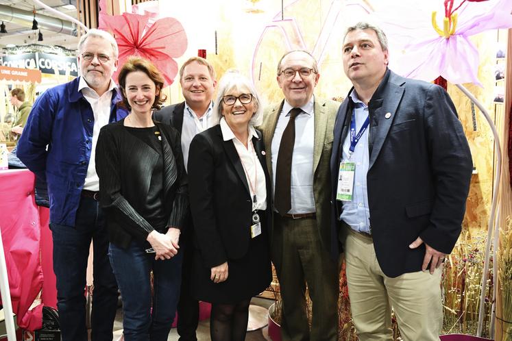 Jeudi 26 février, Pierre Bédier (2e à d.), président du conseil départemental des Yvelines, et Pauline Winocour-Lefèvre (2e à g.), vice-présidente déléguée à la ruralité, à l’agriculture, à l’alimentation et aux circuits courts, ont clôturé la série de visites politiques sur le Salon.