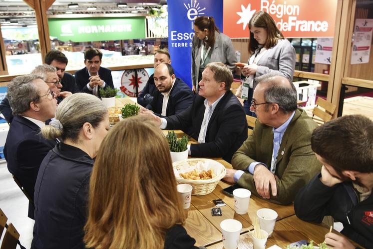 François Durovray, président du conseil départemental de l'Essonne, et Guy Crosnier, président délégué à la ruralité, à l’agriculture et à l’alimentation, ont rencontré les représentants de la profession agricole mercredi 25 février.