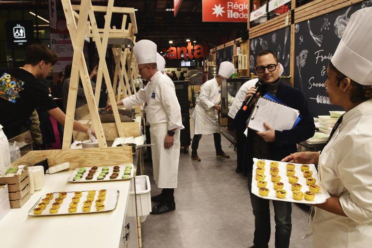 Tout au long de la semaine, les cuisiniers ont pu élaborer des plats sous les yeux des visiteurs. Lors de la journée de l'Essonne, les chefs ont par exemple préparé des quiches au cresson.