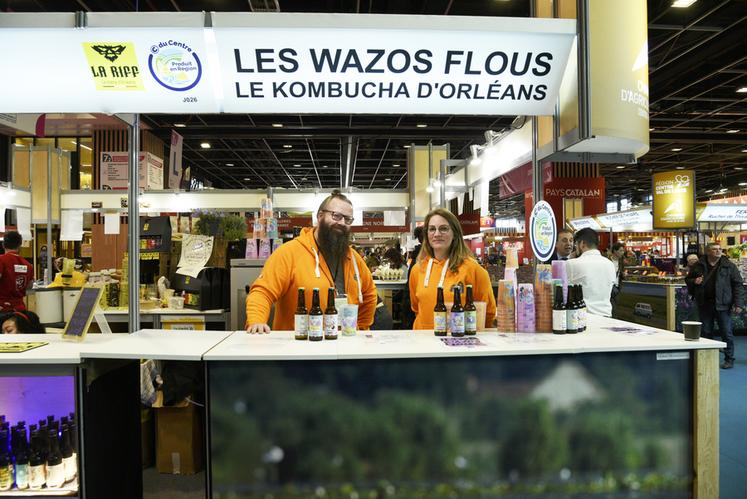 Jérémy Warrin, accompagné d’une amie venue en renfort, a présenté Les Wazos Flous aux visiteurs du Salon international de l’agriculture.