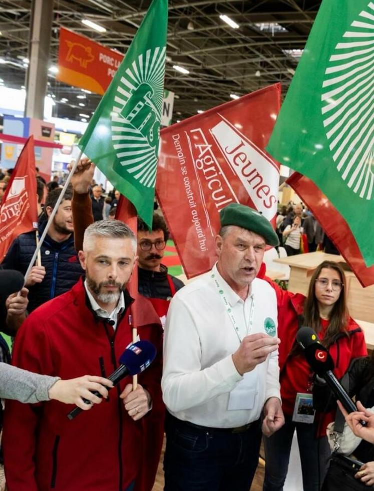 Vendredi 27 février, au Salon international de l’agriculture à Paris. Mobilisation des Jeunes agriculteurs et de la FNSEA contre l’application provisoire de l’accord UE-Mercosur, en présence notamment de représentants des JA Centre-Val de Loire et du Loiret.