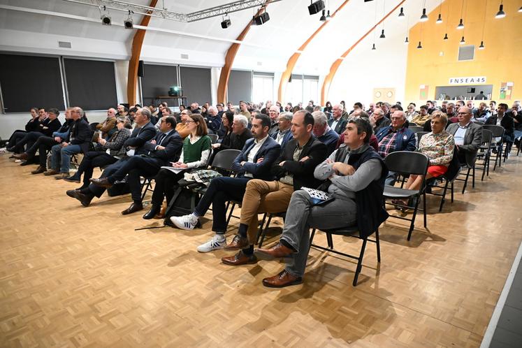 Salle comble pour écouter l'intervention du sénateur Laurent Duplomb.