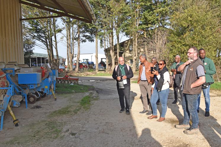 La visite de l'exploitation de Jean-Charles Raehm s'est terminée par une présentation des engins agricoles.