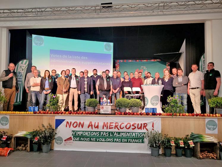 Jeudi 5 mars, à Bellegarde. Le nouveau conseil d’administration de la FNSEA 45, élu lors de l’assemblée générale, réunit des représentants des syndicats locaux, des commissions et de JA.