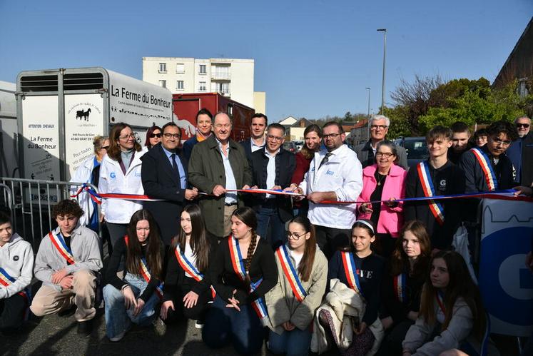 En début de matinée, le président de la Foire, le président de la chambre d’Agriculture du Loiret, le maire de Gien et les parlementaires ont inauguré la 1 445e Foire des Cours.