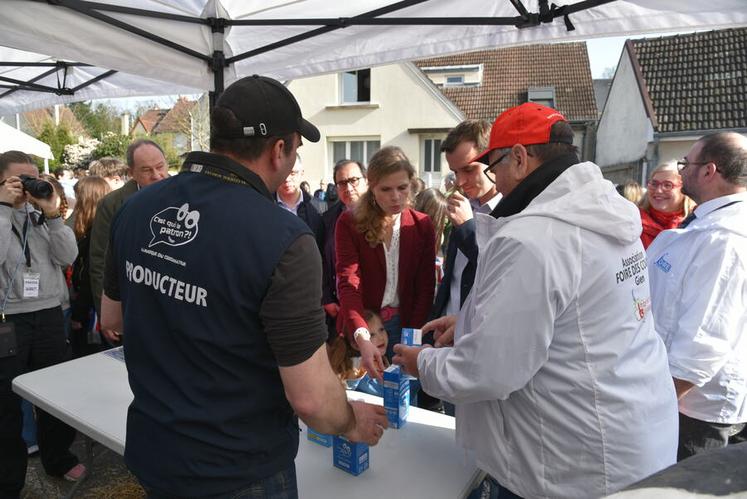 Les parlementaires ont échangé avec des producteurs de lait autour de la marque C’est qui le patron ? !, qui vise à mieux rémunérer les producteurs.
