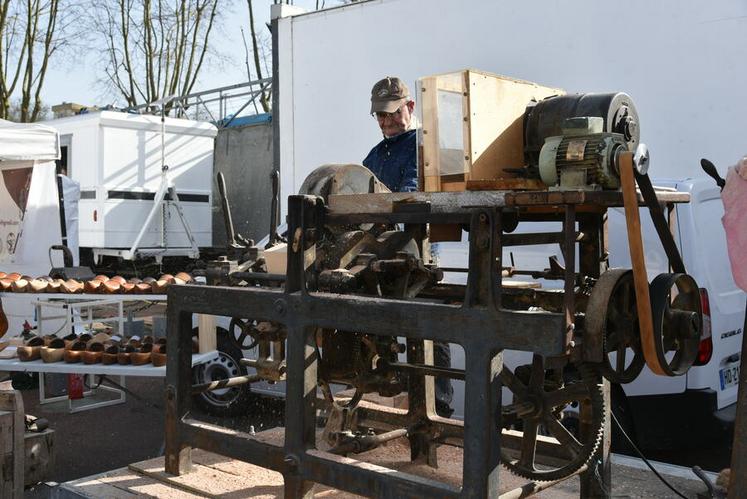 Comme l’an passé, le sabotier Yvon Jublot était présent pour expliquer et montrer son savoir-faire au public, avec quelques ventes à la clé.